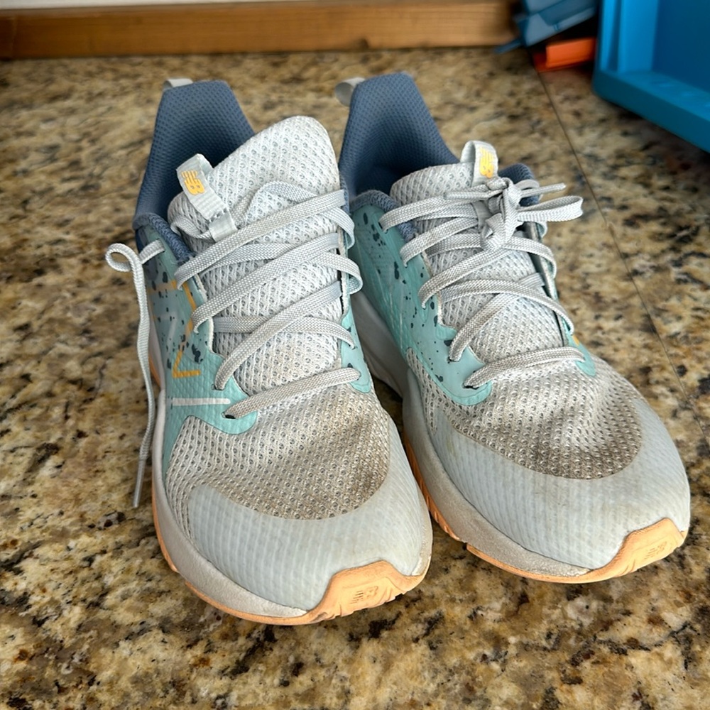 Girls new balance, running shoe size 4